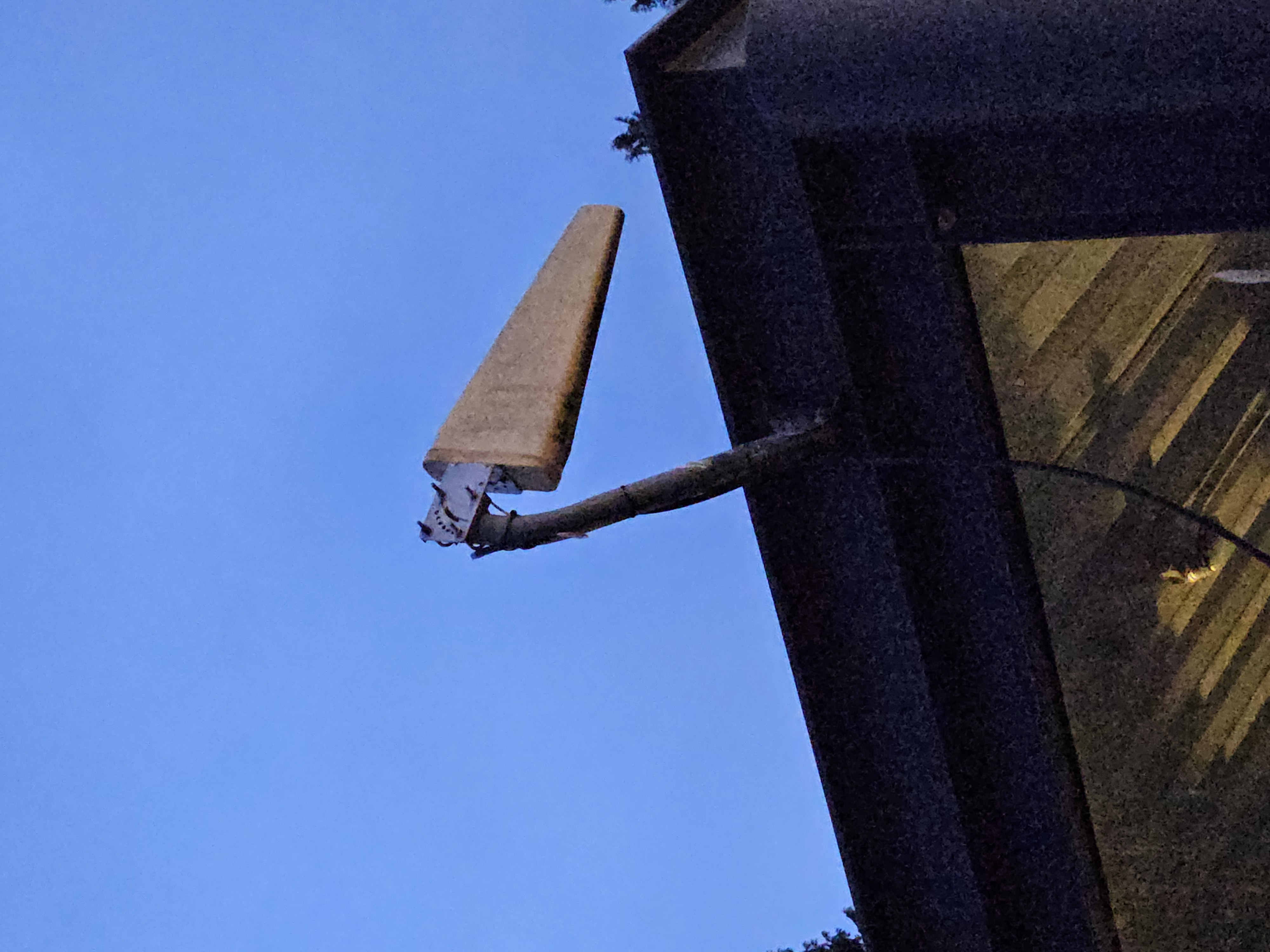 Directional antenna mounted above a roof